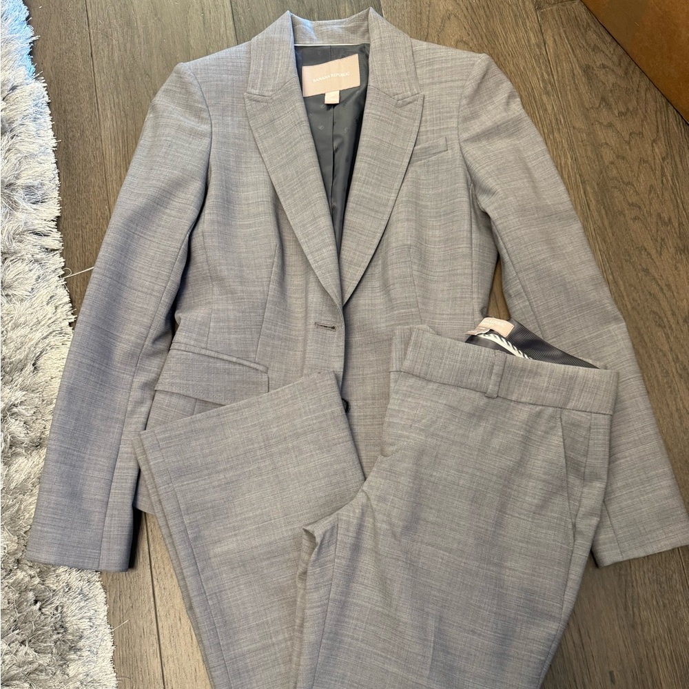 Banana Republic NWOT Gray Petite Suit Size 0P